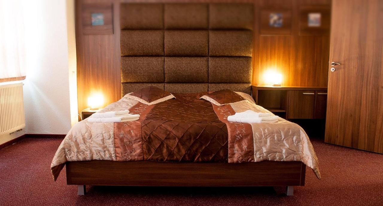 Hotel Branc, Garni Senica Extérieur photo