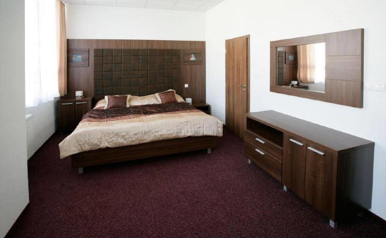 Hotel Branc, Garni Senica Extérieur photo