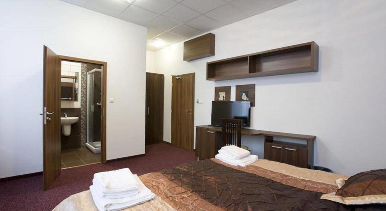 Hotel Branc, Garni Senica Extérieur photo